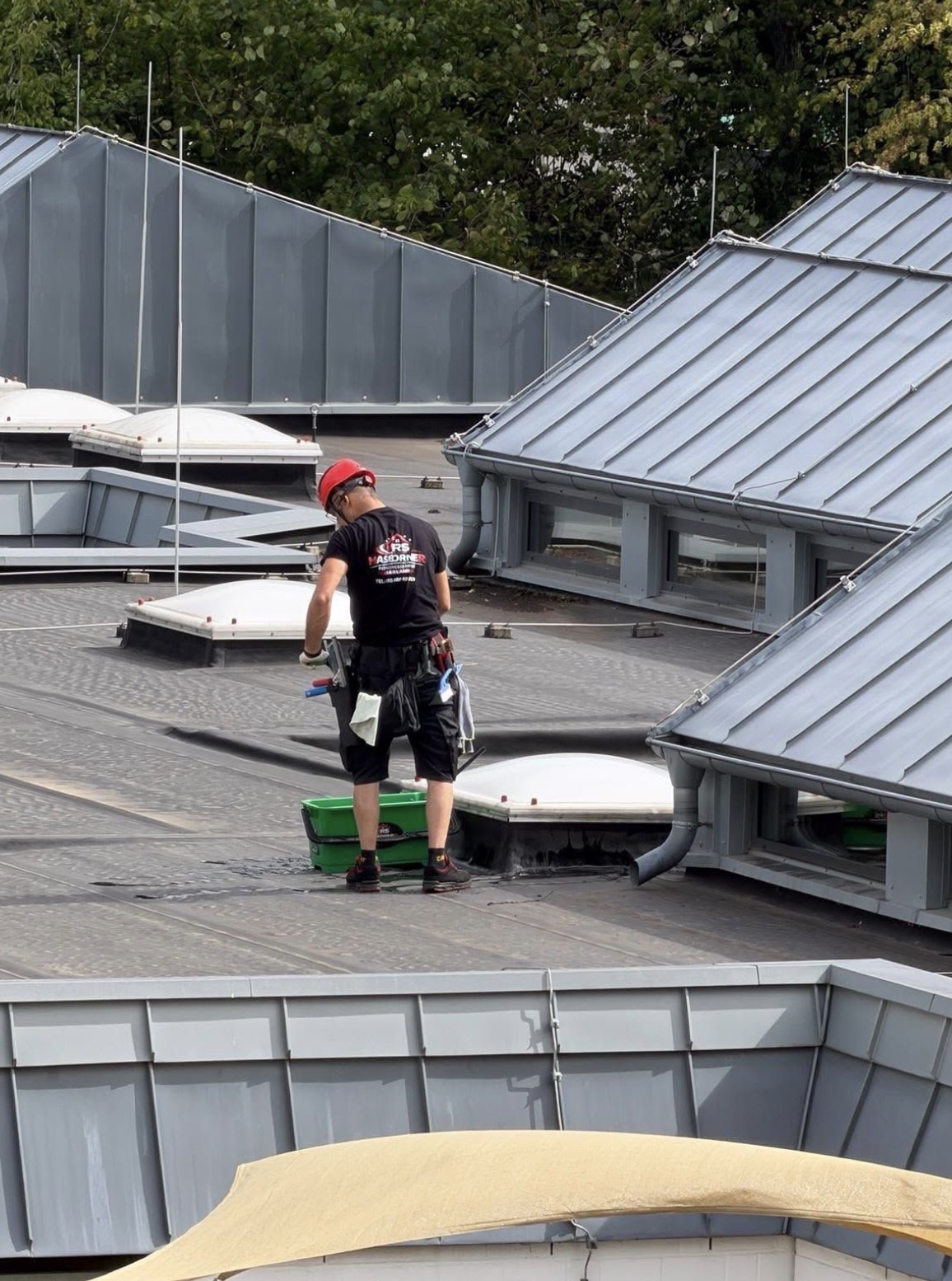 HRS-Mitarbeiter bei der Dach- und Außenreinigung eines Gewerbegebäudes